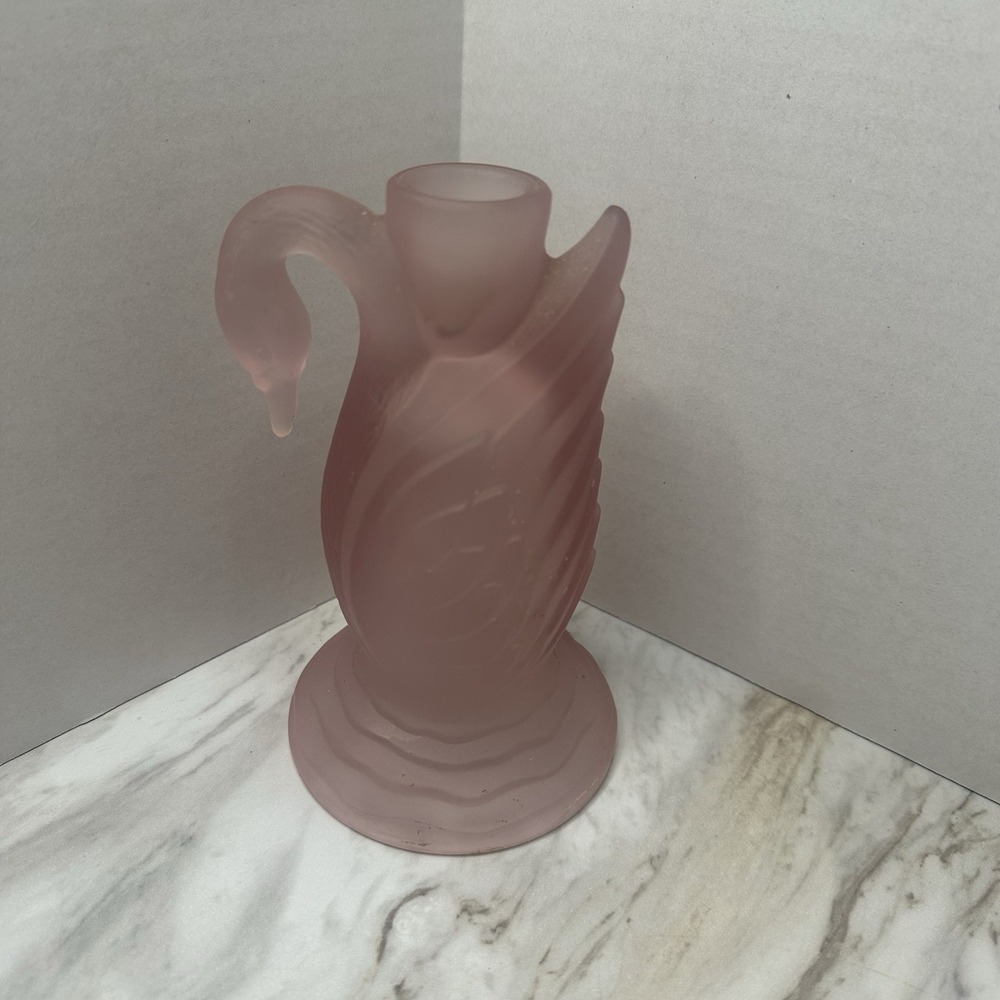 L.E SMITH Frosted Pink Glass Swan Taper Candle Holder Satin Finish Art‎ Deco
